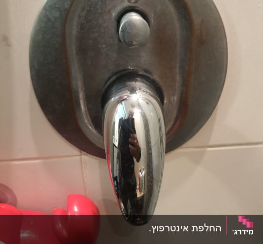 ברז מים מתכת מבריק עם ידית עגולה